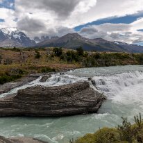 G37A9778 14/01/2019 - Au passage une jolie cascade avec, en toile de fond, les fameuses dents del Paine. We slept just above these powerful falls with a superb view of...